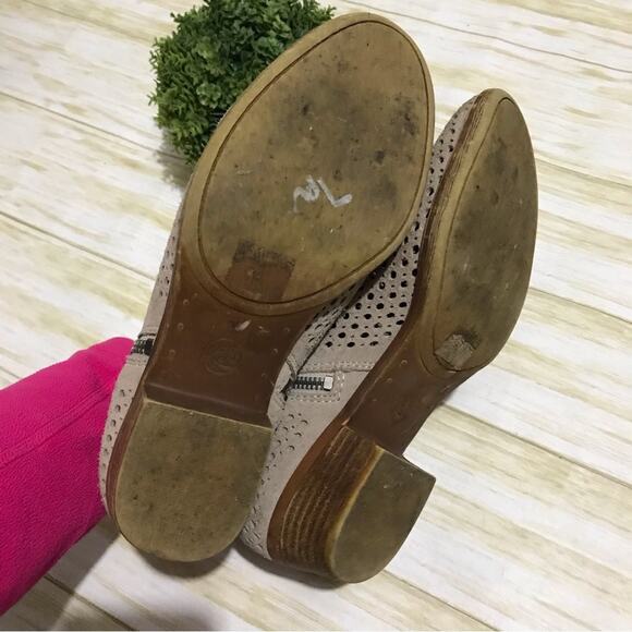 Lucky Brand Gray Tan Leather Suede Perforated Cut Out Ankle‎ Boots Booties 8.5 - Picture 4 of 5